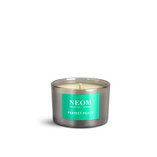 A one-wick scented candle in a gray vessel and a green Neom label.
