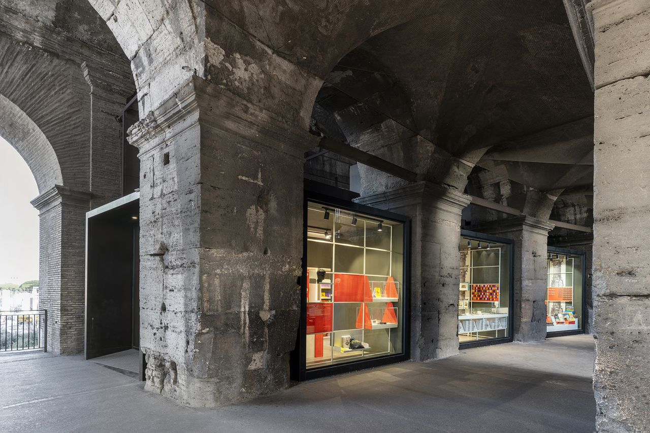 Electa Colosseum bookshop exterior 