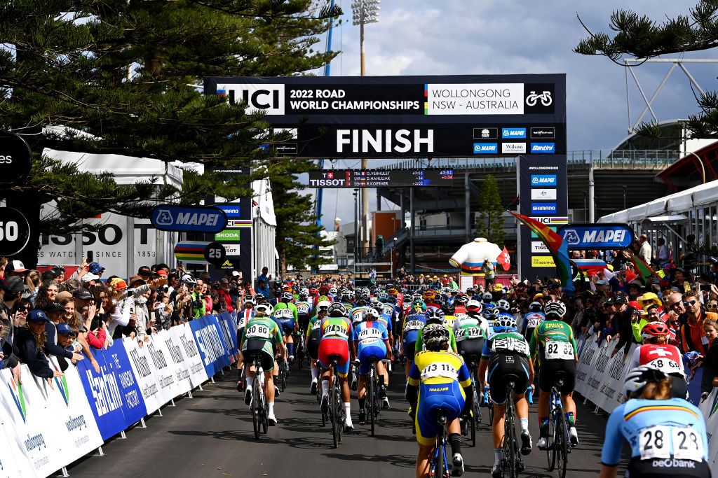 WOLLONGONG AUSTRALIA SEPTEMBER 24 A general view of the peloton passing through Wollongong city during the 95th UCI Road World Championships 2022 Women Elite Road Race a 1643km one day race from Wollongong to Wollongong Wollongong2022 on September 24 2022 in Wollongong Australia Photo by Tim de WaeleGetty Images
