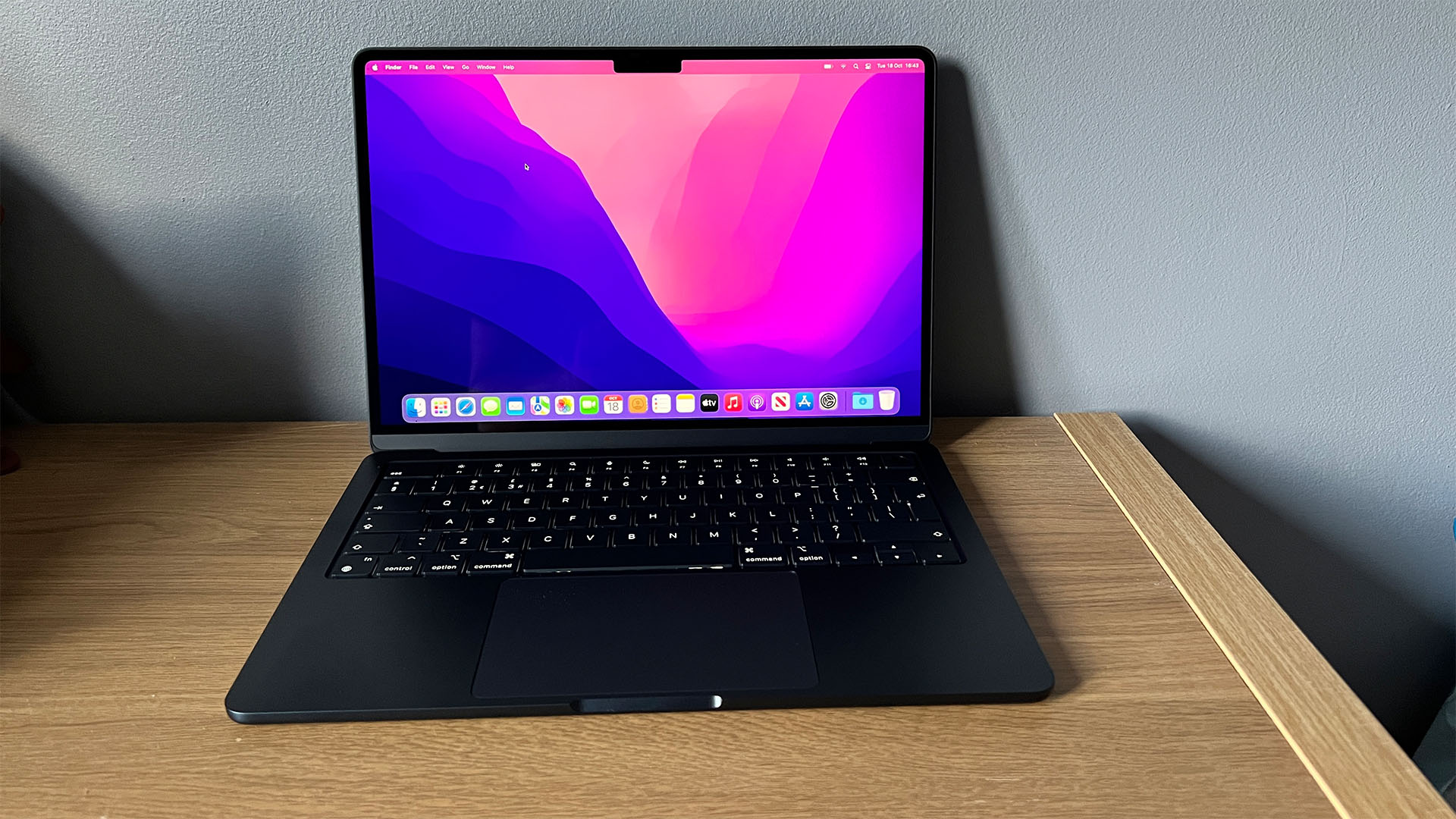 MacBook Air M2_laptube مفتوح على المكتب وتسجيل الدخول