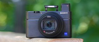 Et kamera av typen Sony Cyber-shot RX100 VII på et rekkverk.