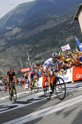 Sandy Casar (Fran&ccedil;aise des Jeux) outsprints Luis Le&oacute;n S&aacute;nchez Gil (Caisse d'Epargne) and Damiano Cunego (Lampre) to win stage 9.
