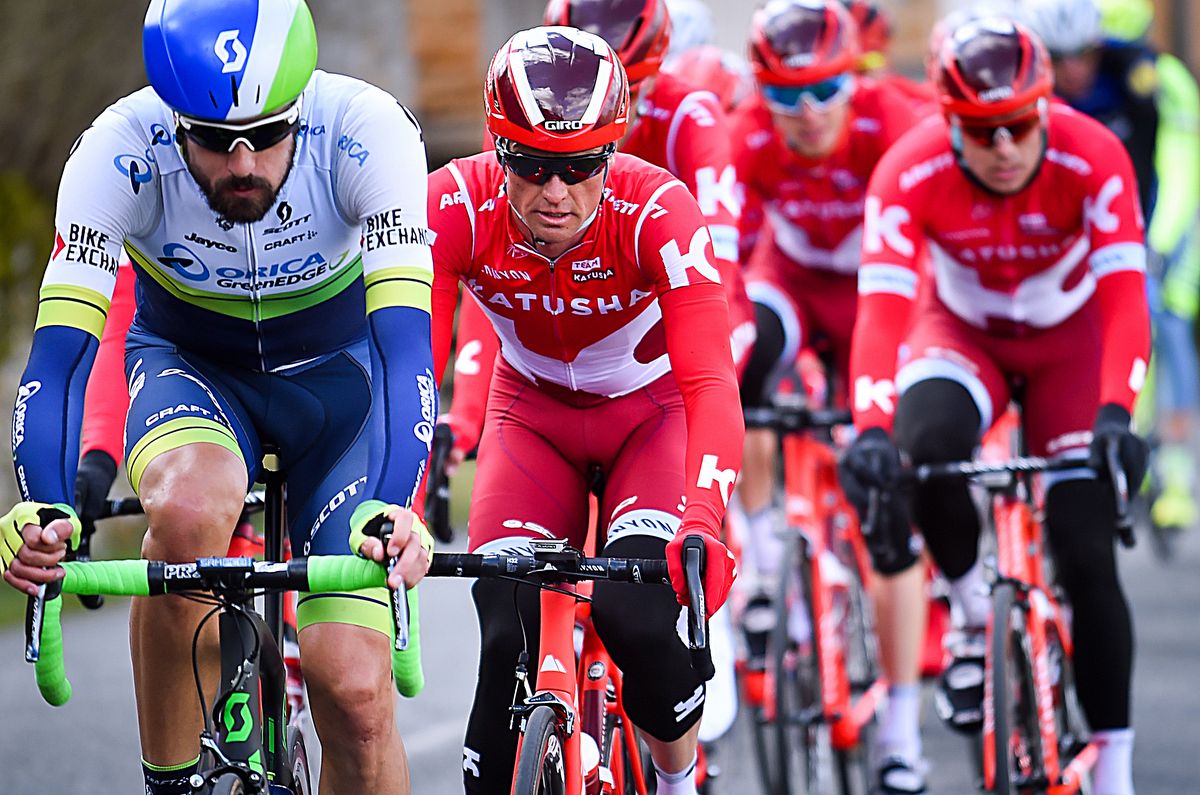 Sam Bewley (Orica-GreenEdge) leading the peloton