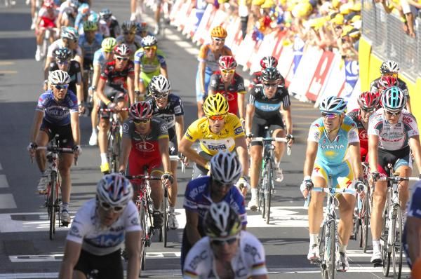 Yellow jersey Fabian Cancellara (Saxo Bank) crosses the line safely in the bunch at the end of stage 5.
