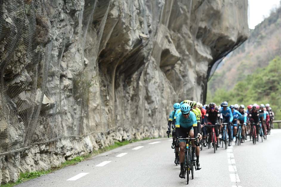 Astana control the pace