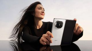 El recién lanzado Huawei Mate X5 en plateado