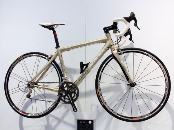 The women's-specific AFX-4 features a scandium tubeset, carbon stays and a tapered front end.