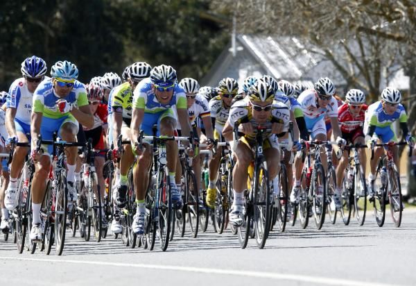 Bernhard Eisel leads the peloton