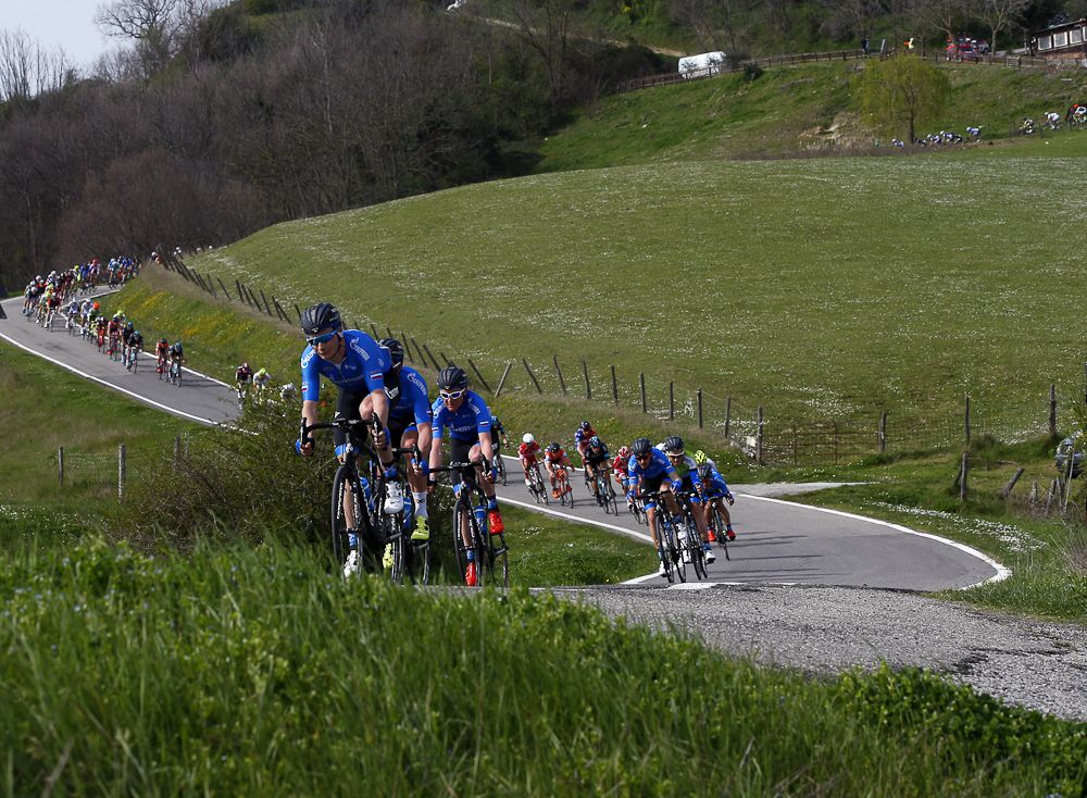 The peloton in action during stage 2 at Coppi e Bartali