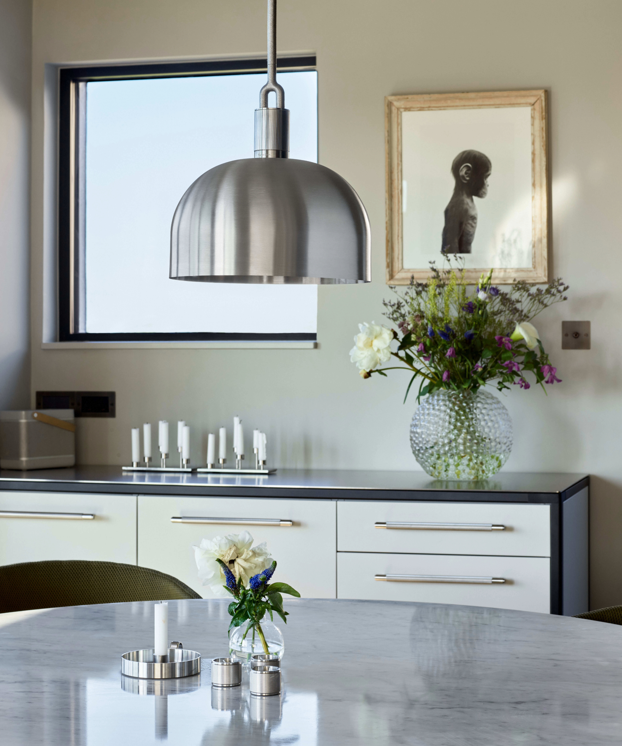 Kitchen with chrome finishes