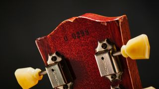 Detail of the headstock and Kluson Deluxe tuners on a vintage 1960 Gibson Les Paul Standard