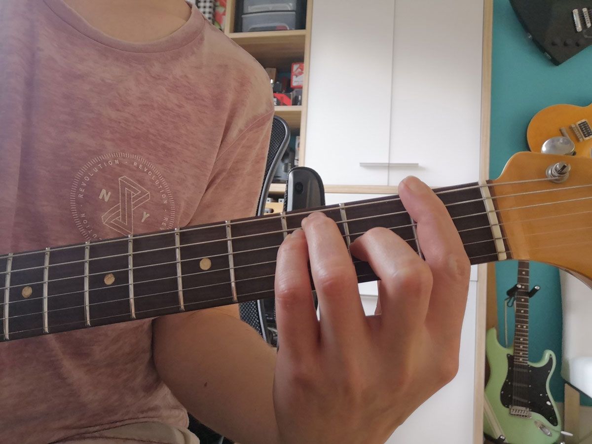 How to play the F chord on guitar