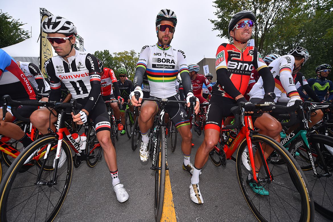 Peter Sagan (Bora-Hansgrohe) flanked by Matthews and Van Avermaet at the start