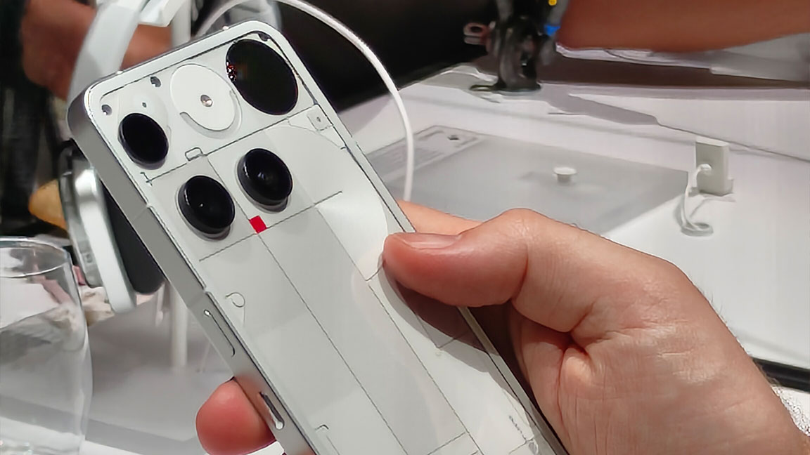 Nothing Phone 3, hand holds a white phone
