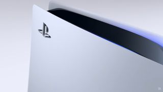 Nærbilde av PS5-logoen på en PlayStation 5