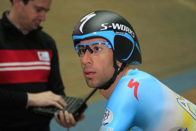 Nibali talks to the technicians