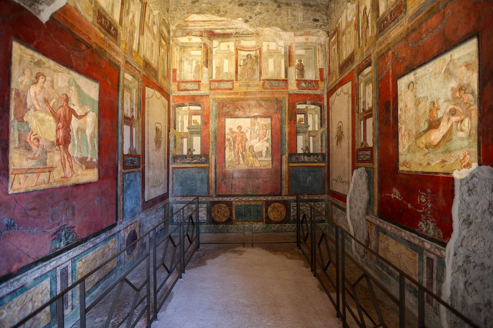See the newly restored Pompeii home that was once buried by Mt