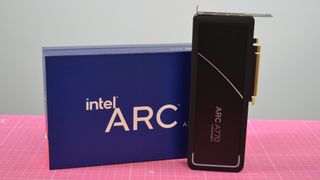Intel Arc A770 Limited Edition myyntipakkauksen vieressä pinkillä pöydällä