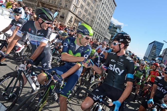 Alex Dowsett (Movistar) and Bradley Wiggins (Team Sky) shake hands on the start line