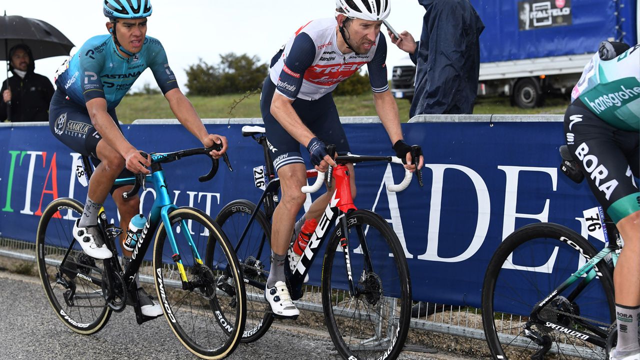 Riders in the rain at the Giro d'Italia