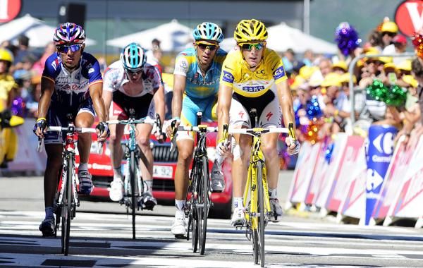 Andy Schleck leads the group in for fourth.