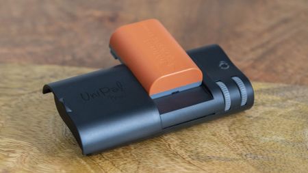 Hahnel UniPal Mini II universal charger