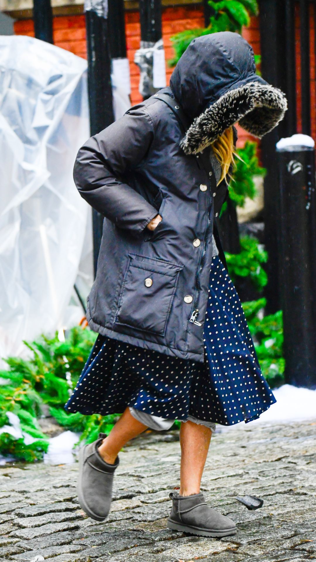 sarah jessica parker wearing a winter coat and ugg boots