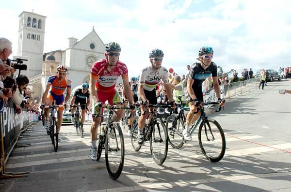 Matt Goss (GreenEdge) and Mark Cavendish (Sky) climb toward the finish