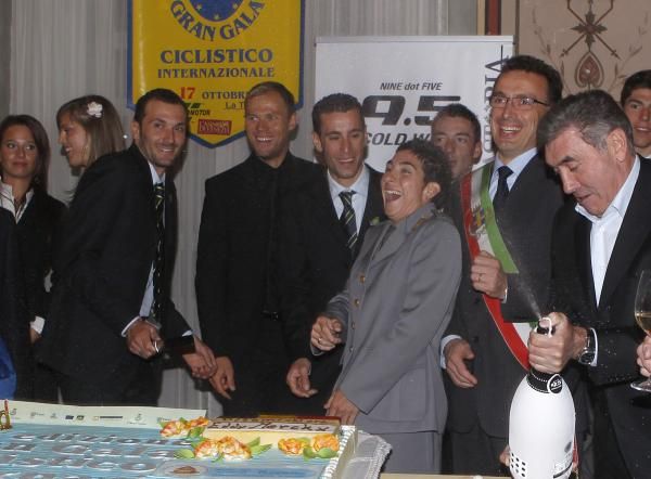 Eddy Merckx takes care of the champagne while Ivan Basso, Thor Hushovd, Vincenzo Nibali and Giorgia Bronzini share a joke at the Gran Gala.