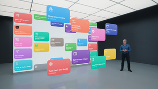 Screenshot fra WWDC 2021 - mand præsenterer foran storskærm med macOS Monterey