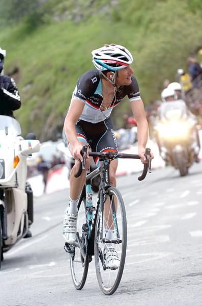 Fr&auml;nk Schleck (Leopard Trek) is closing fast on the two leaders, Sanchez and Vanendert, and checks their advantage on a switchback.