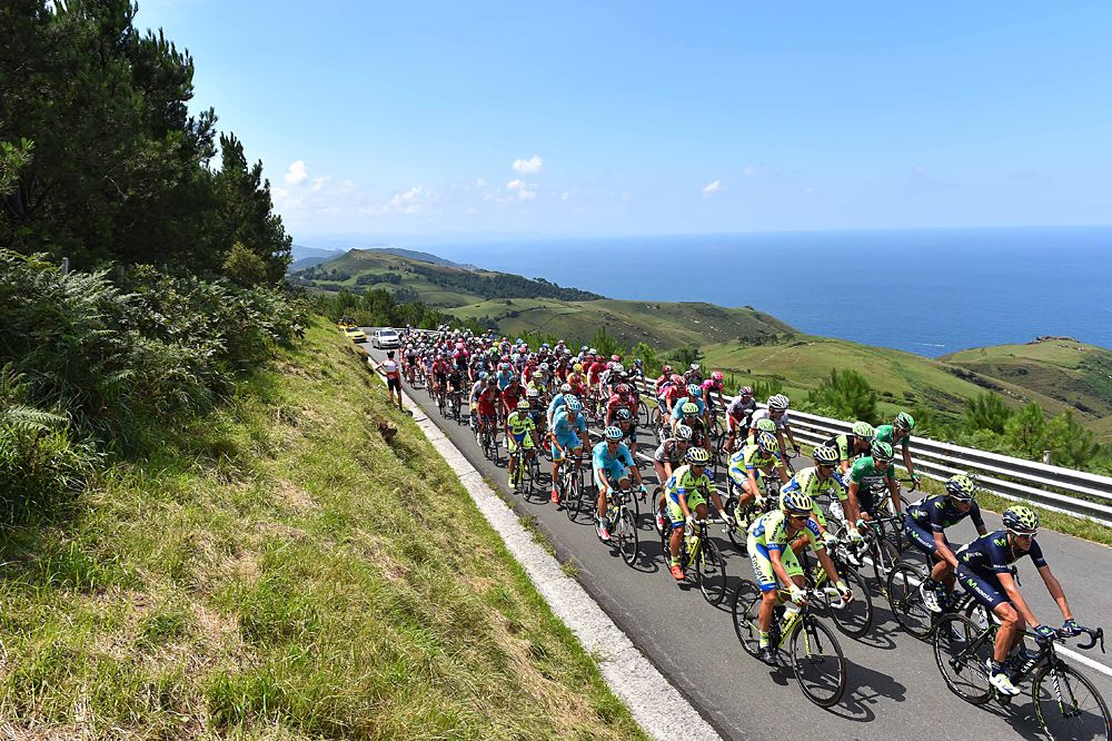 The main field starts the Clasica San Sebastian