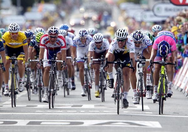 Mark Cavendish (HTC Highroad) sprints the fastest toward the line.