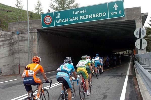 Tunnel time for riders on stage 14 heading up to Gran San Bernardo