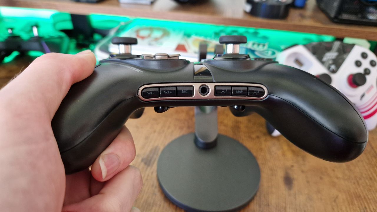 Thrustmaster eSwap X 2's utility buttons