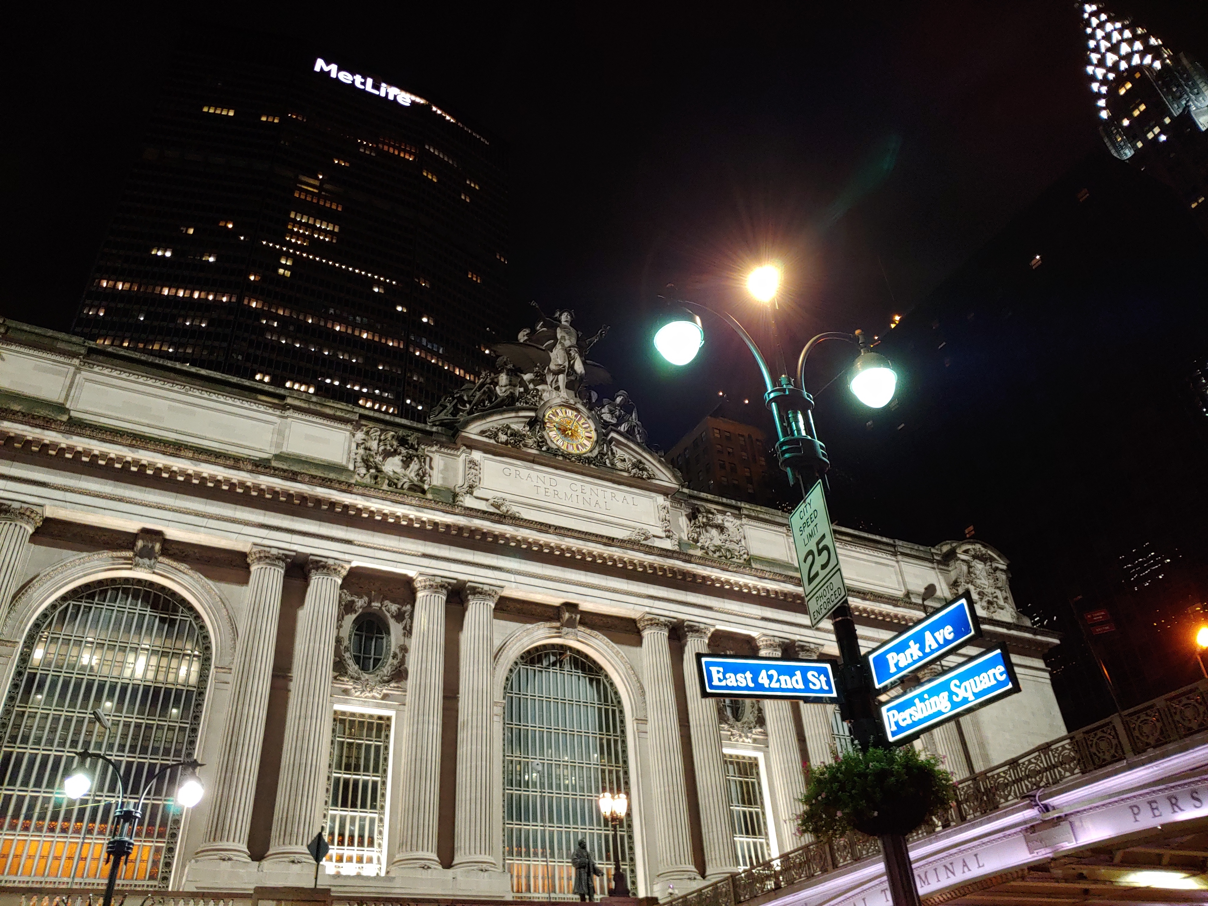 LG V40 saa otettua tyylikkään kuvan Grand Central Stationista myös pimeällä. Otos on riittävän terävä yökuvaksi.
