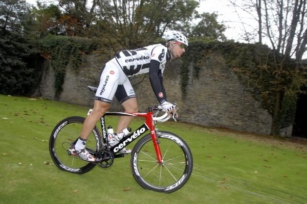 Dominique Rollin (Cervelo TestTeam) goes off-road before the start.