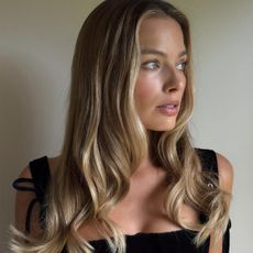 Margot Robbie with biscotti blonde hair colour