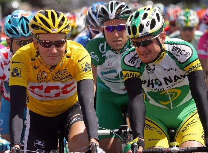 David Zabriskie, in the leader's yellow jersey at the 2005 Tour de France, has a chat with compatriot Floyd Landis