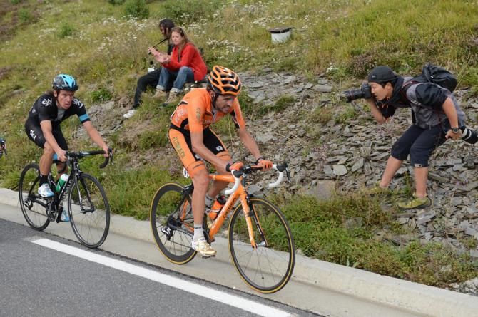 Samuel Sanchez (Euskaltel-Euskadi) leads Uran on the final climb