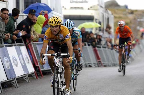 Alejandro Valverde (Caisse d'Epargne) beats Vinokourov for second