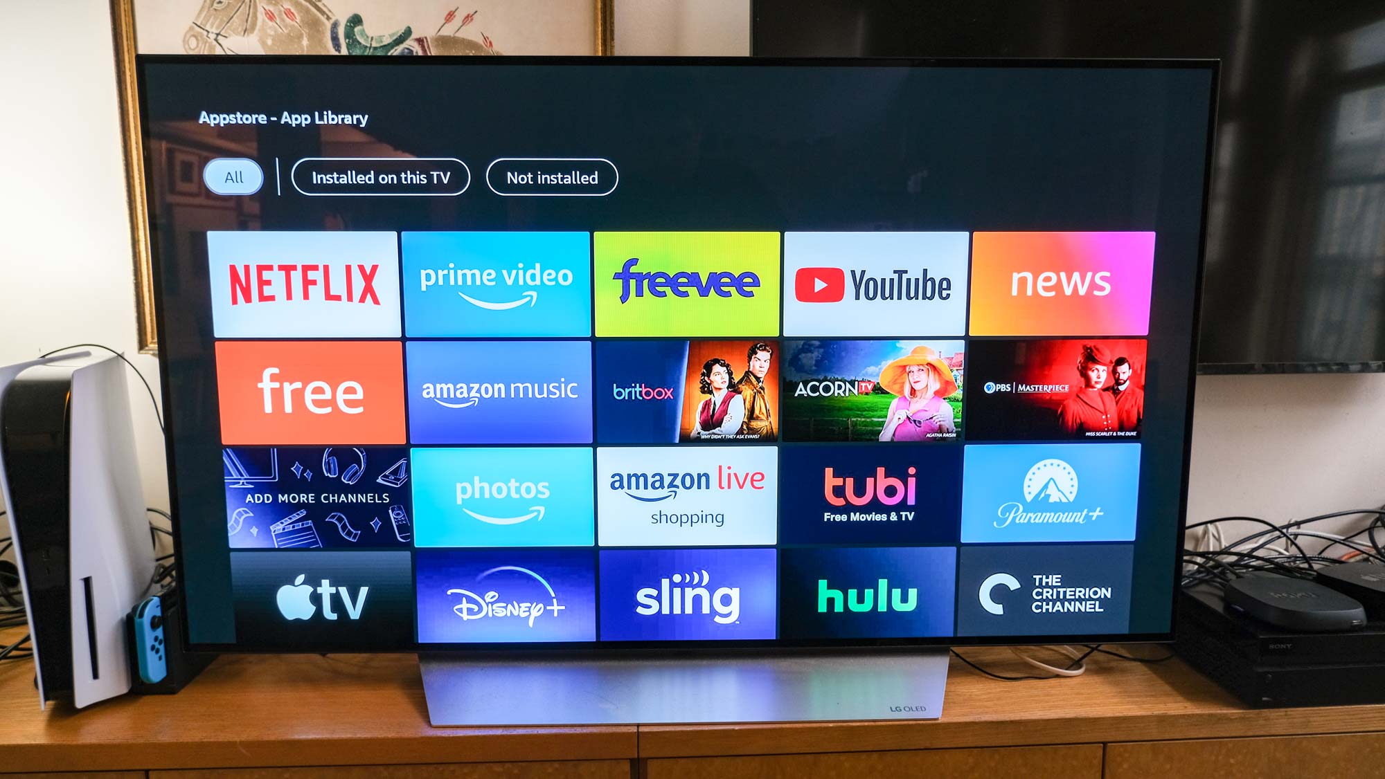 Filas de aplicaciones en un televisor conectado al Fire TV Cube (2022)
