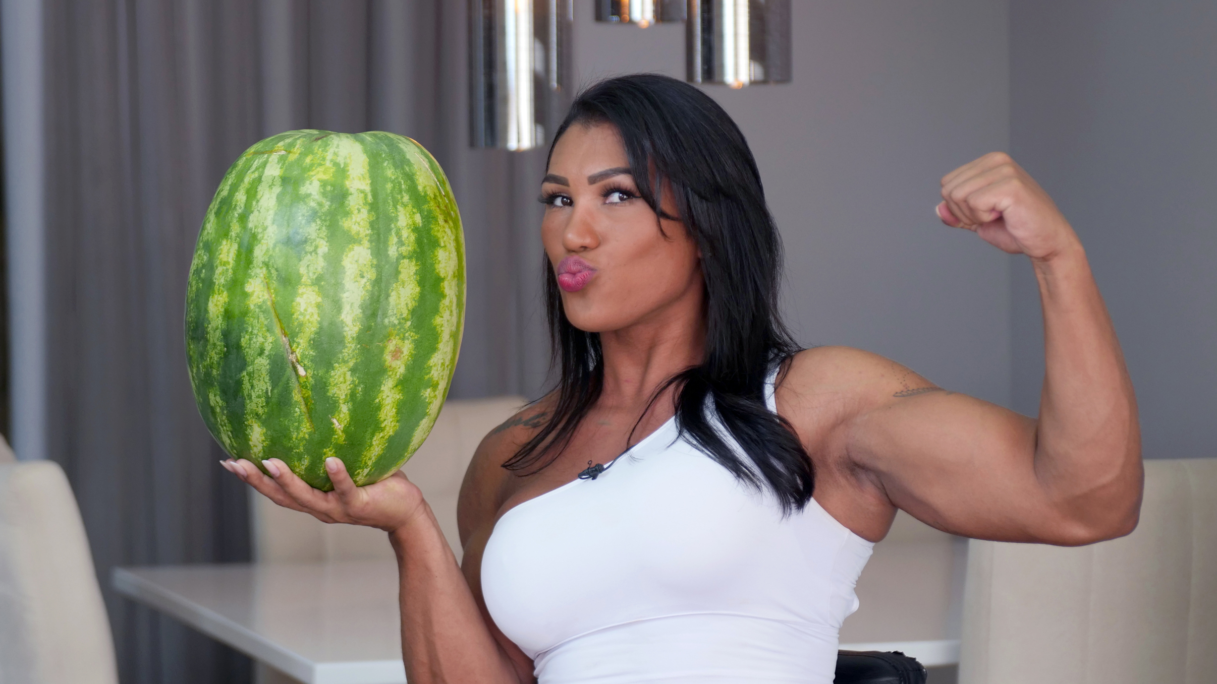 Miami Muscle This Brazilian Weightlifter Can Crush A Watermelon With Her Quads Fitandwell
