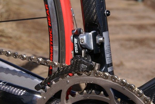 The carbon cage on the Record front derailleur matches the look of the frame well.