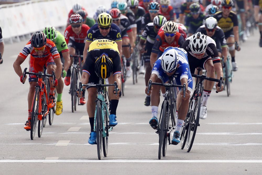 Dylan Groenewegen (LottoNl-Jumbo) and Fernando Gaviria (Quick-Step Floors) hit the finish line
