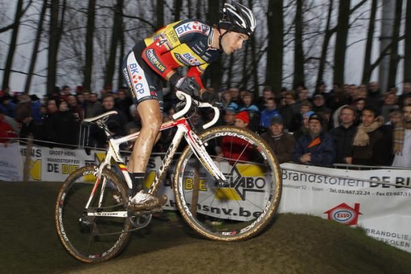 Niels Albert flies over the whoop-de-doo sector