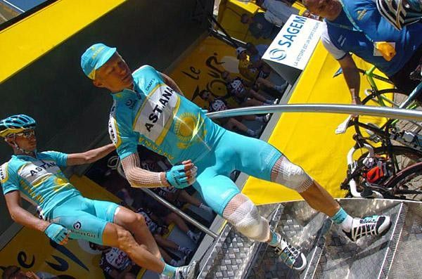 Both knees bandaged Vinokourov still signed in to start stage six