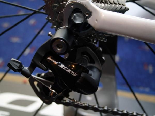 The new wide link design rear mech is available in SS (short cage) and GS (medium cage, for triple cranksets) versions.