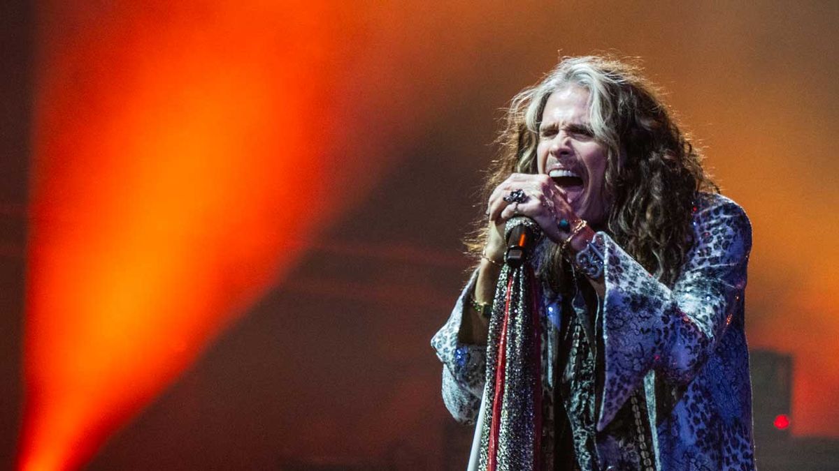 Steven Tyler singing onstage