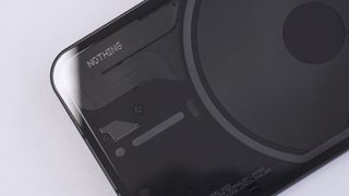 Nothing Phone 1:n logo läpinäkyvässä selustassa